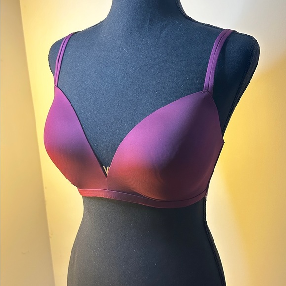 Victoria Secret -- Push-Up Plunge Bra Size 34DD - Picture 3 of 4